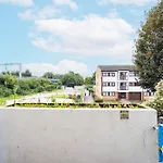Garland Modern Close To Station 3 Bedroom City Apartment