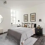 Luxury 3 Bed Central Soho Apartment