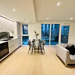 Luxury Apt In White City Living - Ideal For Family & Business Stay