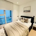 Luxury Apt In White City Living - Ideal For Family & Business Stay