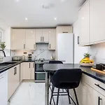 Modern 4 Bed Flat Prime Central London Location