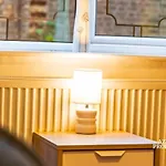 50 Percent Off Monthly Stays - 1Br And 1 Sofa Bed, Only Two Mins Walk To Clapham Junction Station