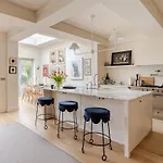 Luxury Open Plan 5 Bed House With Garden & Parking