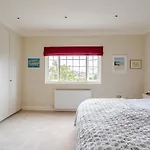 Luxury Open Plan 5 Bed House With Garden & Parking