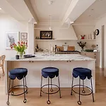 Luxury Open Plan 5 Bed House With Garden & Parking