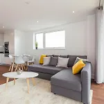 Spacious Flat In London - 5 Mins Walk To Excel