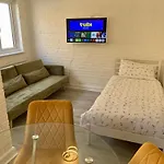 New! Supreme Apartment - Near Tube Stations