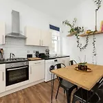 Cosy Split-Level 3Br Flat In Crystal Palace