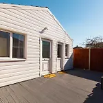 Stunning 2 Bedroom, 5 Min Walk To Hanger Lane Station