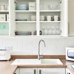 Newly Refurbished Flat With Great Transport Links