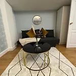 Hyde Park Comfortable Family Apartment