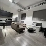Modern 2Bed Warehouse Conversion Apartment For 6 People - London