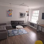 2 Bed Flat In London
