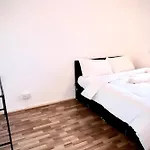 Maitland Luxury 2 Bedroom Greenwich Apartment With Good Living Space Sleeps 5 Guest- 1 Minute From Greenwich Dlr Station