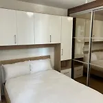 1-Bed Apt Sleeps 4 Central To Shops & Transport