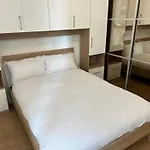 1-Bed Apt Sleeps 4 Central To Shops & Transport