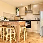 London\'s East End 2 Bedroom Apartment