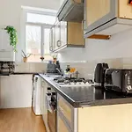 3Br City Apartment - Minutes From Tube Station