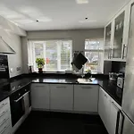 Luxurious 2 Bed 2 Bath Apt With Parking In Blackheath, London