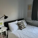 Luxurious 2 Bed 2 Bath Apt With Parking In Blackheath, London