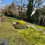 Luxurious 2 Bed 2 Bath Apt With Parking In Blackheath, London
