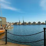 Spacious Flat In London - 5 Mins Walk To Excel