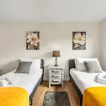 Stunning 2 Bed Flat With Balcony