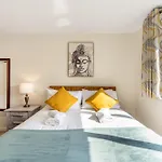 Stunning 2 Bed Flat With Balcony