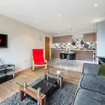 Stunning 2 Bed Flat With Balcony