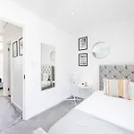 Stylish London Stay 2 Bedroom House With Garden Free Parking Smart Tv Near Canary Wharf