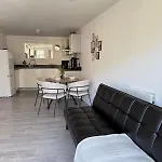 2 Bedroom Apartment In Wimbledon - Free Underground Parking - Sleeps 5