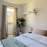 2 Bedroom Apartment In Wimbledon - Free Underground Parking - Sleeps 5