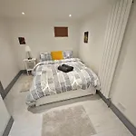 Bright 2 Bedroom Flat With Patio 10 Min To Camden Market