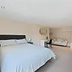 Cosy Flat In Central Mayfair