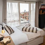 Penthouse - Canary Wharf - 24 Hr Concierge, Gym, Hot Tub, Sauna, Balcony, Terrace