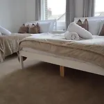 3 Bed, 2 Bath With Terrace & Local Entertainment