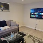 3Bed 2Bath House-Free Parking-Hi Speed Wifi-Garden-Entire Home-2Mins From Train Station