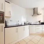 Modern Central London 4 Bed - Free Parking