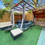 Relaxhaus! 3Br Garden Retreat With 2 Saunas, Hot Tub And Cinema