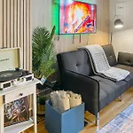 Relaxhaus! 3Br Garden Retreat With 2 Saunas, Hot Tub And Cinema