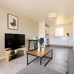Elegant 2-Bedroom Flat In The Heart Of Wembley