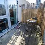 The Viewpoint - Modern Big 2 Bed Flat - Ideal For Longer Stays & Business Travel