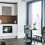 Cozy Apt Near Canary Wharf