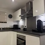 2 Bedroom Apartment In Wimbledon - Free Underground Parking - Sleeps 5
