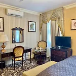 The Leonard Hotel