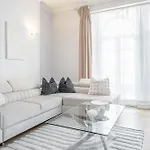 Charming Oxford Street Home Away