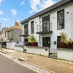 Elegant & Spacious House 3Br 3Ba Balcony Patio