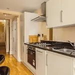 Serene 1Br Wimbledon Apt With Private Garden & Parking