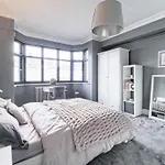 Modern Family Home With Garden And Parking In Kensal Green