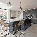 Modern Family Home With Garden And Parking In Kensal Green